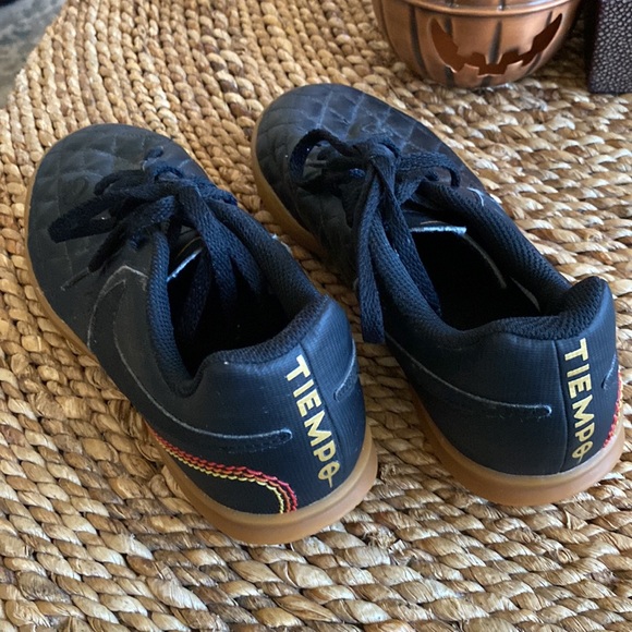 Nike “10D” kids soccer shoes size 3.5Y - Picture 4 of 8
